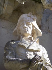 La statue de Stofflet portant la trace de sa restauration (après décapitation) La statue de Stofflet portant la trace de sa restauration (après décapitation)