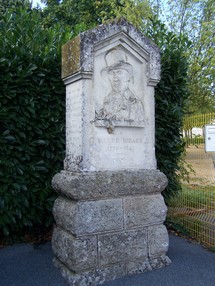 La stèle de Pierre Bibard à La Tessoualle La stèle de Pierre Bibard à La Tessoualle