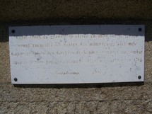 Plaque apposée sur la grande croix en 1994 en mémoire des victimes des Colonnes infernales (n°10) Plaque apposée sur la grande croix en 1994 en mémoire des victimes des Colonnes infernales (n°10)