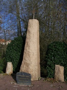 La stèle des martyrs de 1794 à La Jumellière La stèle des martyrs de 1794 à La Jumellière
