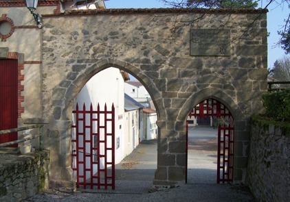 Le porche de La Verrie adopte une architecture répandue dans les logis du Haut-Bocage, avec ses deux portes, l'une pour les cavaliers et les charrettes, l'autre pour les piétons. Le porche de La Verrie adopte une architecture répandue dans les logis du Haut-Bocage, avec ses deux portes, l'une pour les cavaliers et les charrettes, l'autre pour les piétons.