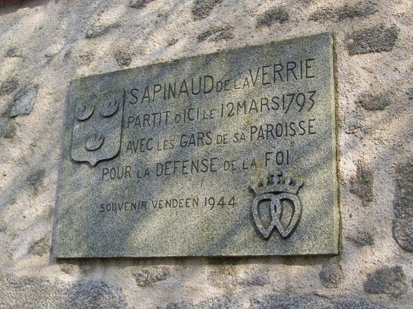 La plaque du Souvenir vendéen sur le porche du logis de Sapinaud La plaque du Souvenir vendéen sur le porche du logis de Sapinaud