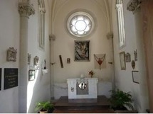 L'intérieur de la Chapelle et les souvenirs des Martyrs L'intérieur de la Chapelle et les souvenirs des Martyrs