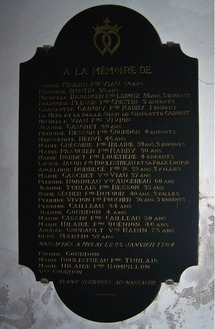L'une des plaques commémoratives posées dans l'église de Melay L'une des plaques commémoratives posées dans l'église de Melay