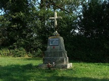 Le cénotaphe de La Rochejaquelein sur la route de Cholet à Nuaillé Le cénotaphe de La Rochejaquelein sur la route de Cholet à Nuaillé