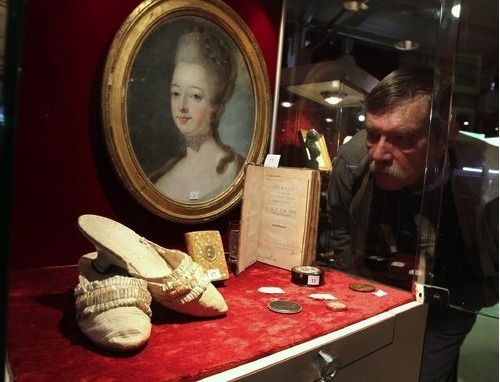 Les souliers de Marie-Antoinette vendus aux enchères à Toulon Les souliers de Marie-Antoinette vendus aux enchères à Toulon