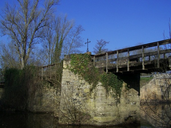 Le Pont-Barré et la Croix du Souvenir Vendéen Le Pont-Barré et la Croix du Souvenir Vendéen