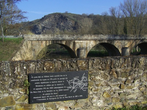 L'histoire du Pont-Barré, les arches du nouveau pont et le coteau à l'arrière-plan L'histoire du Pont-Barré, les arches du nouveau pont et le coteau à l'arrière-plan
