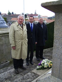 Le dépôt de gerbe de Jehan de Dreuzy, président du Souvenir Vendéen, Bruno Retailleau, président du Conseil général de la Vendée, et Jean-Claude Giraud, maire de La Gaubretière Le dépôt de gerbe de Jehan de Dreuzy, président du Souvenir Vendéen, Bruno Retailleau, président du Conseil général de la Vendée, et Jean-Claude Giraud, maire de La Gaubretière