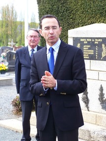 L'allocution de Bruno Retailleau (au second plan, Christian Mênard, délégué du Souvenir Vendéen pour le canton de Mortagne-sur-Sèvre) L'allocution de Bruno Retailleau (au second plan, Christian Mênard, délégué du Souvenir Vendéen pour le canton de Mortagne-sur-Sèvre)