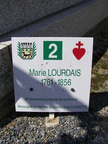 Emplacement présumé de la tombe de Marie Lourdais dans le cimetière de La Gaubretière. La date de 1761 a été calculée à partir de son âge (95 ans) à son décès. Mais Marie Lourdais est bien née en 1762. Emplacement présumé de la tombe de Marie Lourdais dans le cimetière de La Gaubretière. La date de 1761 a été calculée à partir de son âge (95 ans) à son décès. Mais Marie Lourdais est bien née en 1762.