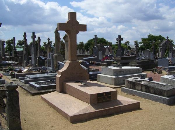 La tombe de Charles Coubard dans le cimetière de la Croix-de-Bault à Cholet La tombe de Charles Coubard dans le cimetière de la Croix-de-Bault à Cholet