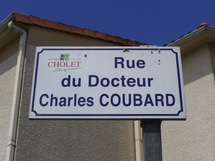 Non loin du cimetière de Cholet, la rue du Docteur Charles Coubard Non loin du cimetière de Cholet, la rue du Docteur Charles Coubard
