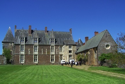 Le grand logis et la chapelle de la Motte-Glain Le grand logis et la chapelle de la Motte-Glain