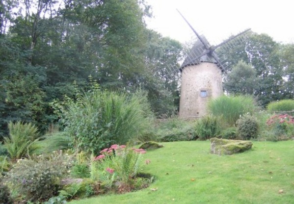 Le moulin de l'Epinay (désormais « du village XVIIIe ») au Grand Parc du Puy du Fou Le moulin de l'Epinay (désormais « du village XVIIIe ») au Grand Parc du Puy du Fou