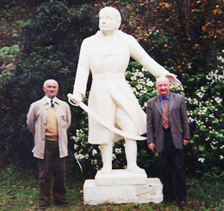 Au pied de la statue de Cadouadal, l'ancien maire d'Auray, Michel Nael et le sculpteur, André Jouannic. Au pied de la statue de Cadouadal, l'ancien maire d'Auray, Michel Nael et le sculpteur, André Jouannic.