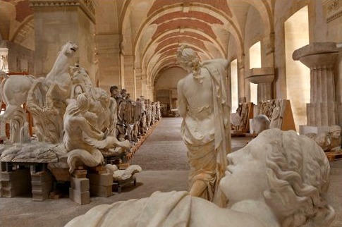 Au centre de la Petite Écurie du roi, détail des Nymphes de Thétis au premier plan et des Chevaux du Soleil pansés par les Tritons, sculptés par Girardon. Au centre de la Petite Écurie du roi, détail des Nymphes de Thétis au premier plan et des Chevaux du Soleil pansés par les Tritons, sculptés par Girardon.