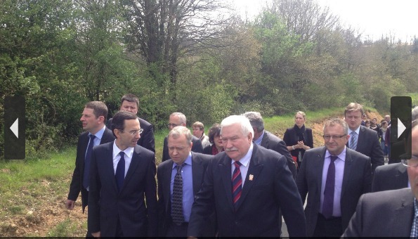 Lech Walesa et Bruno Retailleau à l'inauguration du Jardin du Pardon (diaporama) Lech Walesa et Bruno Retailleau à l'inauguration du Jardin du Pardon (diaporama)