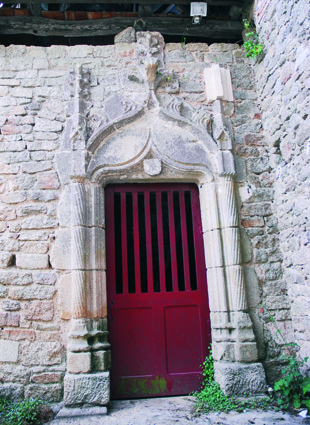 La remarquable porte latérale de style Renaissance provenant de l'église originelle. La remarquable porte latérale de style Renaissance provenant de l'église originelle.