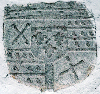 Pierre armoriée enchâssée dans les murs de l'église représentant le blason des Gondi, seigneurs de Mortagne au XVIIème siècle. Pierre armoriée enchâssée dans les murs de l'église représentant le blason des Gondi, seigneurs de Mortagne au XVIIème siècle.