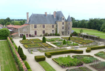 Le Logis de la Chabotterie fait peau neuve et vous donne rendez-vous au printemps. Le Logis de la Chabotterie fait peau neuve et vous donne rendez-vous au printemps.