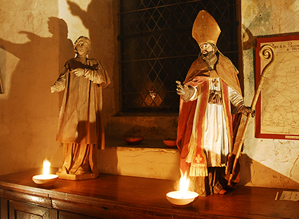 Statue de Saint Hilaire lors de la nuit des vitraux vendéens. Plus de 250 parsonnes participent à la manifestation et à la découverte originale de l’église ! Statue de Saint Hilaire lors de la nuit des vitraux vendéens. Plus de 250 parsonnes participent à la manifestation et à la découverte originale de l’église !