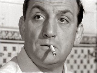 Patricia, mon petit... Je voudrais pas te paraître vieux jeu ni encore moins grossier. L'homme de la Pampa, parfois rude, reste toujours courtois mais la vérité m'oblige à te le dire : ton Antoine commence à me les briser menu ! Patricia, mon petit... Je voudrais pas te paraître vieux jeu ni encore moins grossier. L'homme de la Pampa, parfois rude, reste toujours courtois mais la vérité m'oblige à te le dire : ton Antoine commence à me les briser menu !
