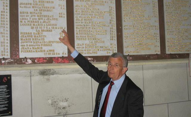 Alain Gérard dans la chapelle des Lucs-sur-Boulogne, lieu de l'un des plus gros massacres des guerres de Vendée. - (Photo NR) Alain Gérard dans la chapelle des Lucs-sur-Boulogne, lieu de l'un des plus gros massacres des guerres de Vendée. - (Photo NR)