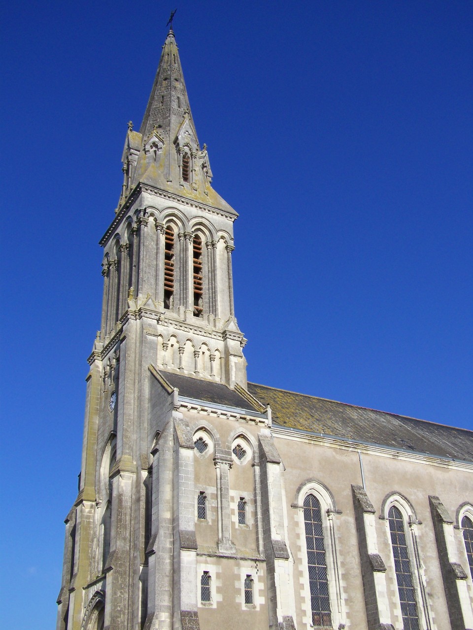 L'église du Louroux-Béconnais L'église du Louroux-Béconnais